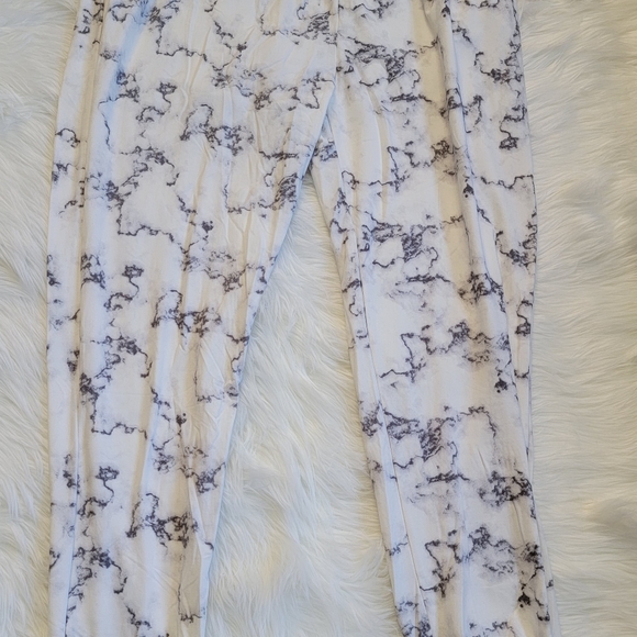 Plus size joggers with marble design - Picture 5 of 5